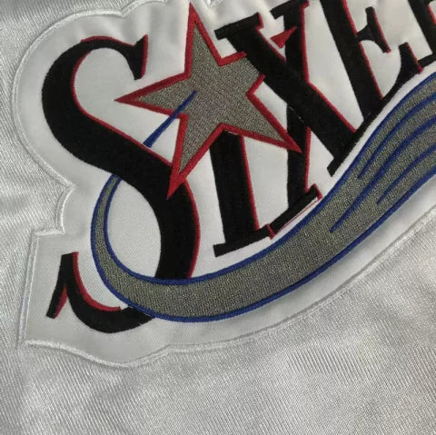 Regata NBA Philadelphia 76ers Retrô 2000 - 2001 Nike Authentic Iverson 3 - Branca - Imagem 4