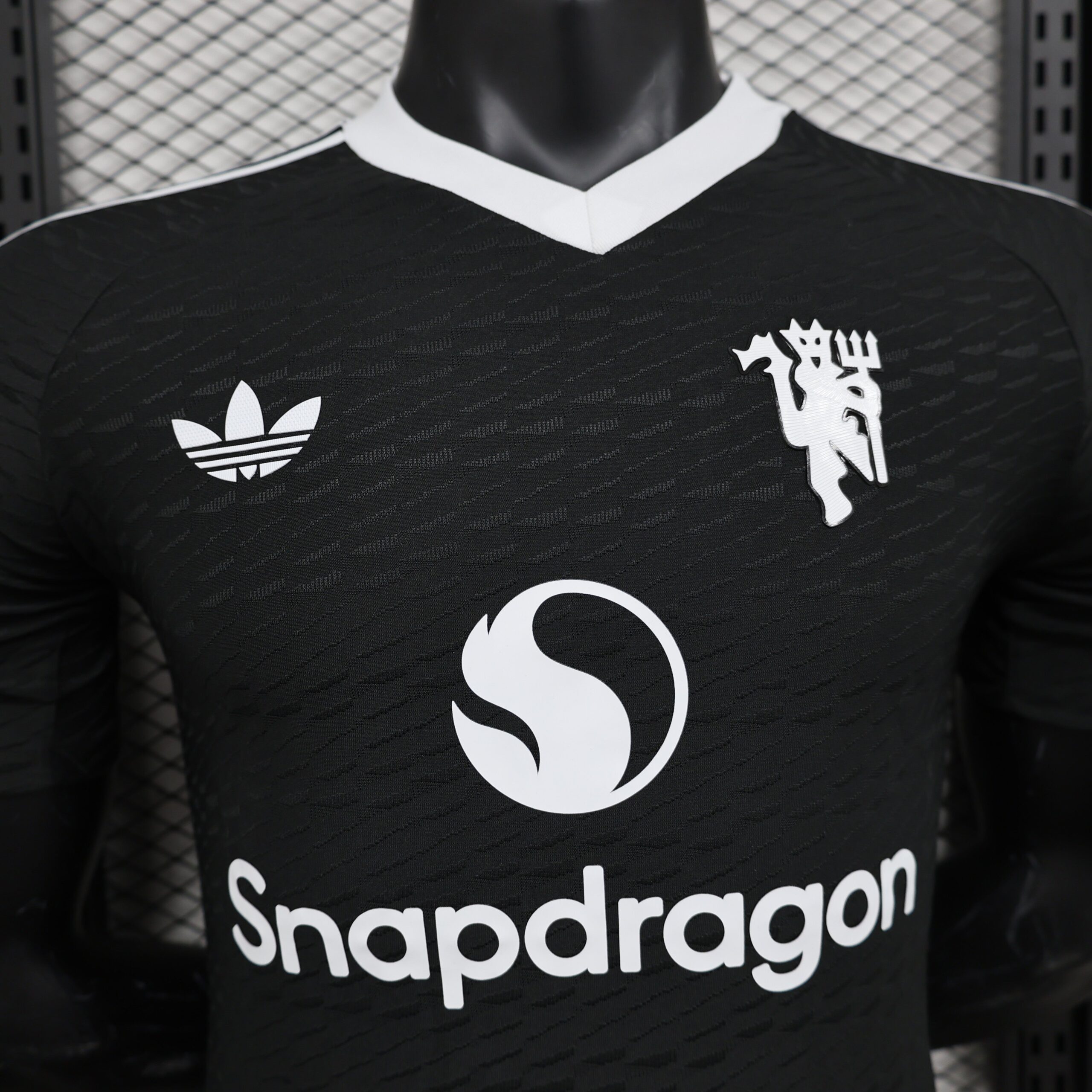 Camisa Manchester United 2024/25 Jogador Adidas Masculino - Preta e Branca - Imagem 3