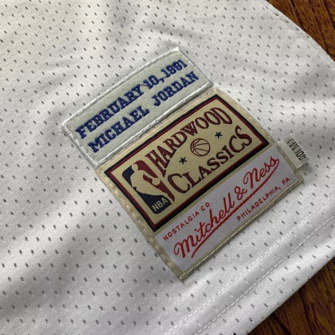 Regata NBA Chicago Bulls Retrô 1991 Mitchell & Ness Authentic Jordan 23 - Branca - Imagem 3