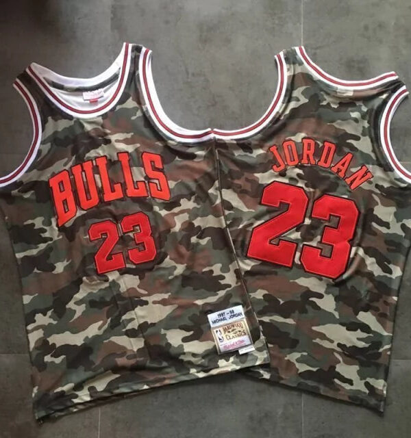 Regata NBA Chicago Bulls Retrô 1997-1998 Mitchell & Ness Authentic Jordan 23 - Camuflada